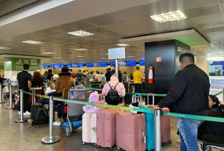 Voos cancelados: empresa aérea pede que clientes paguem despesas e promete reembolso Voos cancelados: empresa aérea pede que clientes paguem despesas e promete reembolso