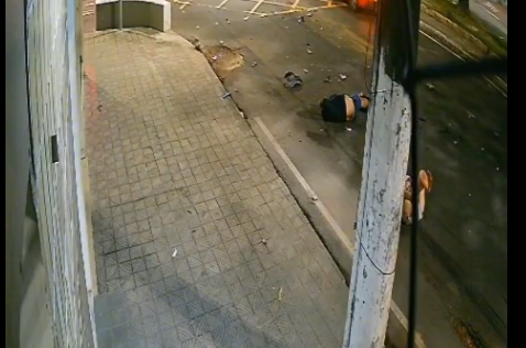 VÍDEO: Motorista na contramão atinge moto e deixa casal ferido em Manaus VÍDEO: Motorista na contramão atinge moto e deixa casal ferido em Manaus