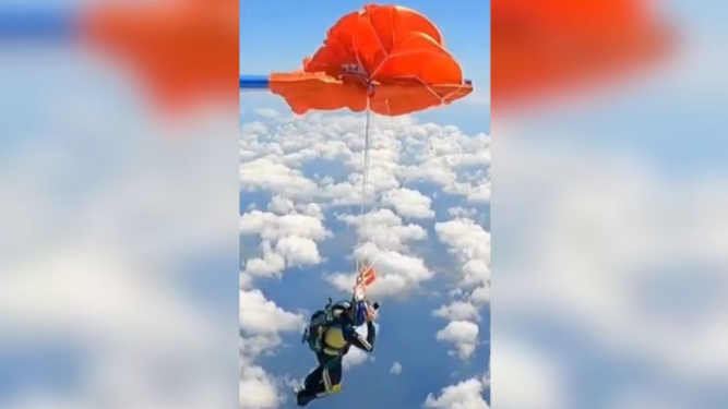 Paraquedista fica preso na asa de avião e corta o próprio paraquedas para sobreviver na Austrália Paraquedista fica preso na asa de avião e corta o próprio paraquedas para sobreviver na Austrália