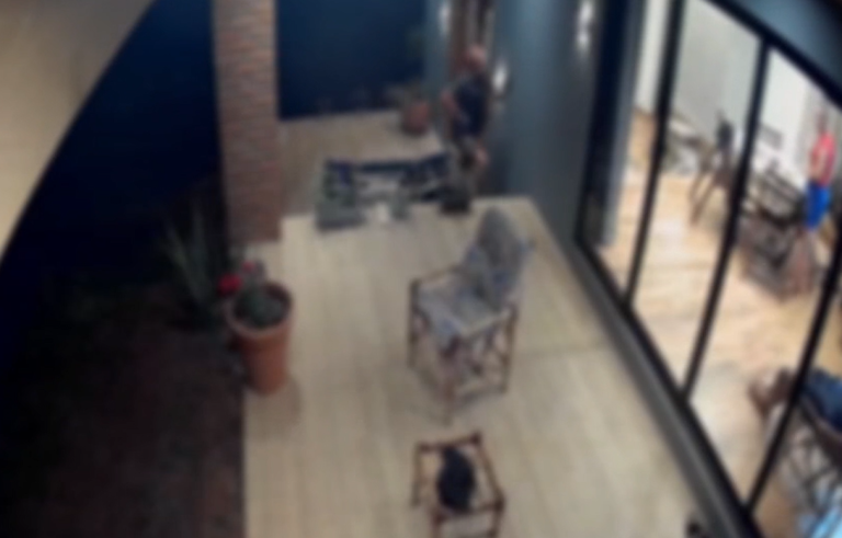 Vizinho invade casa e ataca morador com facão no RS Vizinho invade casa e ataca morador com facão no RS