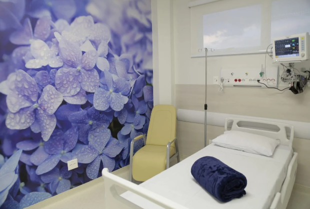 Mulher morre após cirurgia de implante de silicone em SP