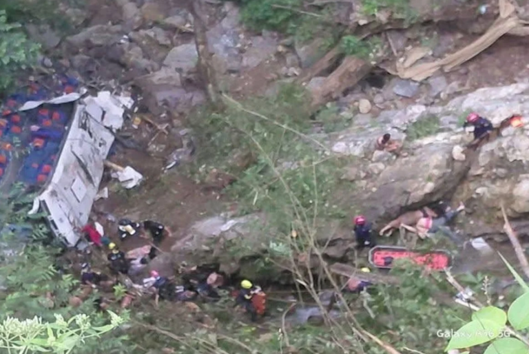 Ônibus com estudantes cai de penhasco na Colômbia e deixa 17 mortos