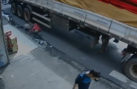 VÍDEO: Idoso é quase esmagado por carreta em Manaus