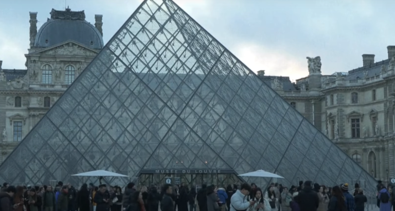 Museu do Louvre reabre parcialmente após greve de funcionários