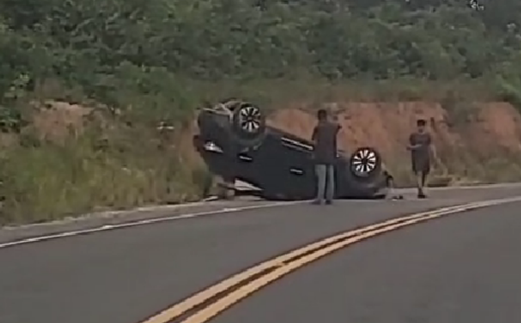 Carro capota em curva no km 124 da rodovia AM-010