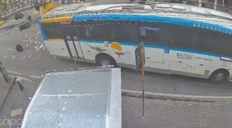 RJ: Ônibus atinge e arrasta carrinho de lanches em contramão; veja o vídeo