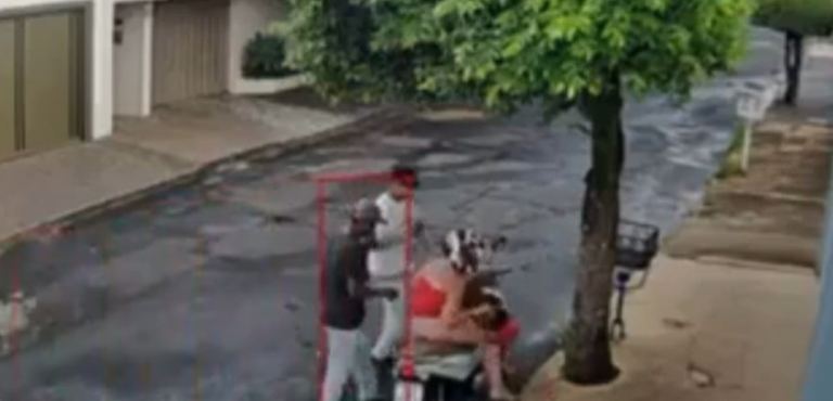 Câmeras flagram mulher reagindo a assalto e partindo para cima de bandidos em MG