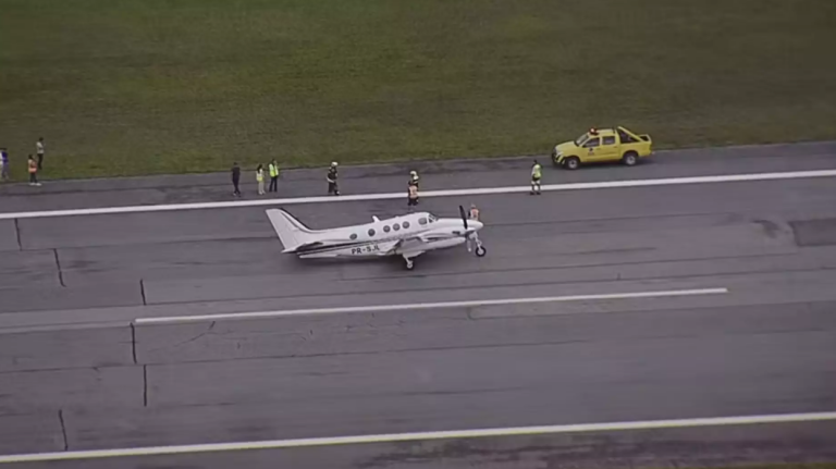 Avião bimotor tomba durante pouso no Aeroporto da Pampulha em BH