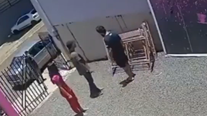 Pai tira satisfação e mata homem por ter agredido a filha