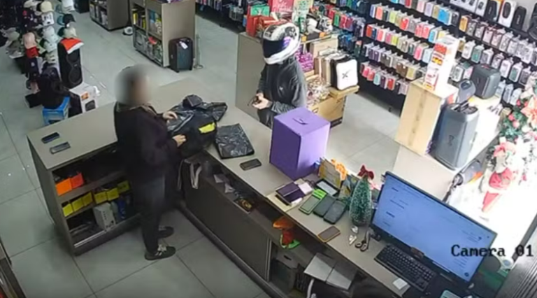 Funcionária acha que assalto era brincadeira, mas criminoso dispara arma e rouba loja em MG