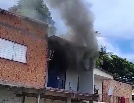 Incêndio atinge casa na zona sul de Manaus