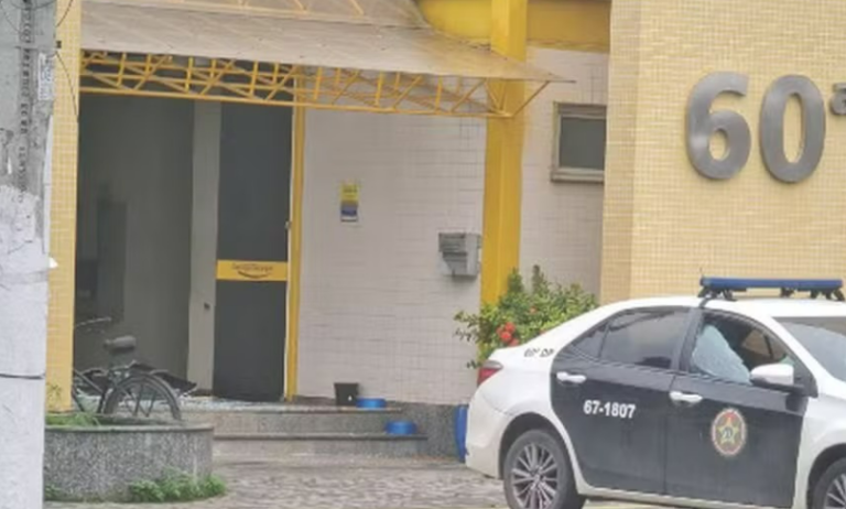 Homem quebra porta de delegacia e danifica viaturas no RJ