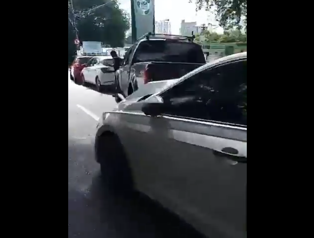 VÍDEO: Engavetamento entre 4 carros trava trânsito em avenida de Manaus