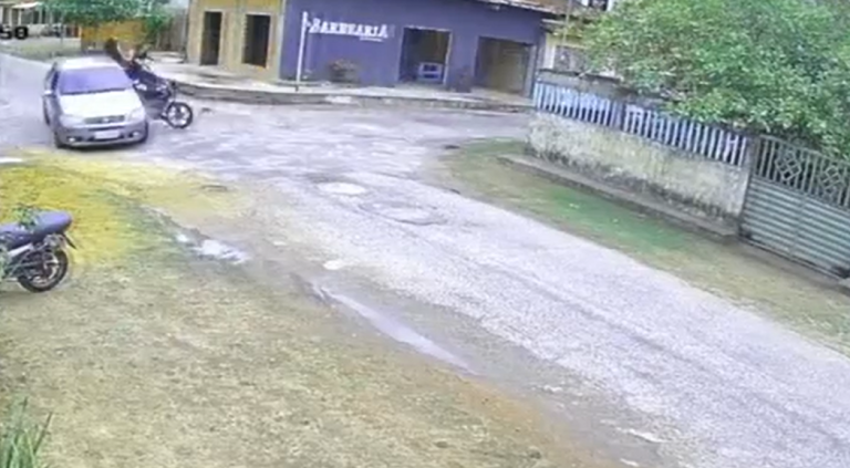VÍDEO: Motociclista avança cruzamento e bate em carro no Pará