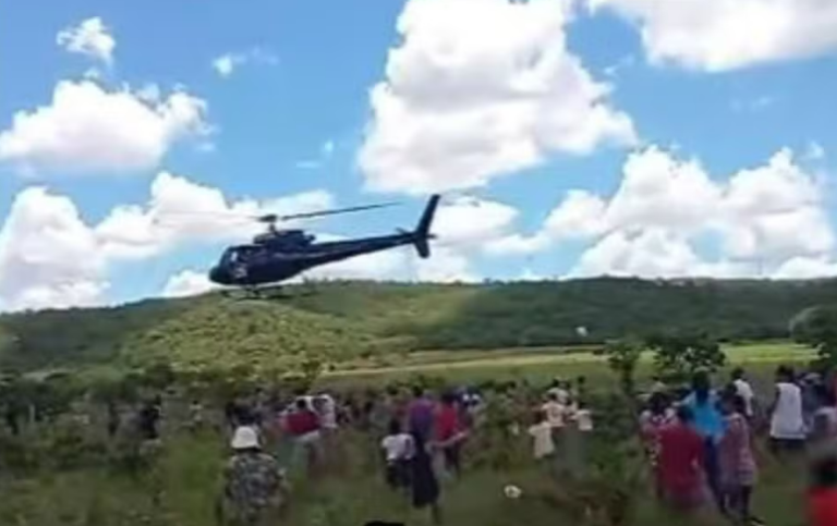Helicóptero de frigorífico joga carne para moradores em Aparecida de Goiânia