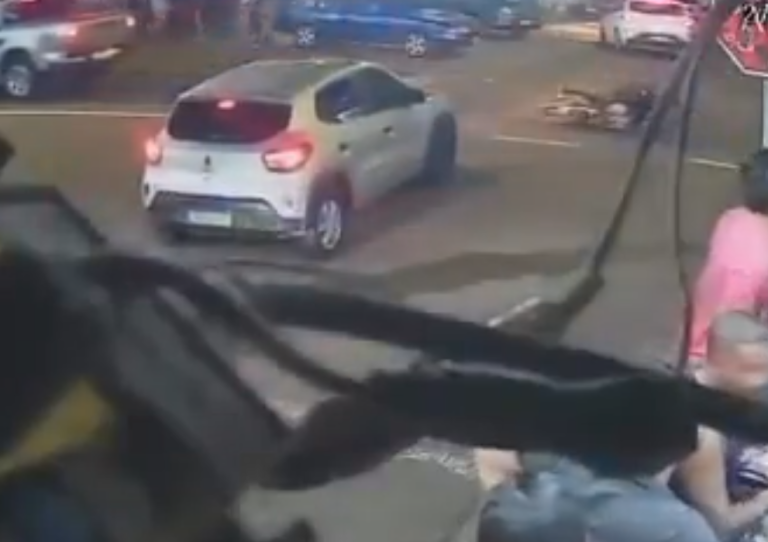 VÍDEO: Suspeito de assalto é perseguido e atropelado em Manaus