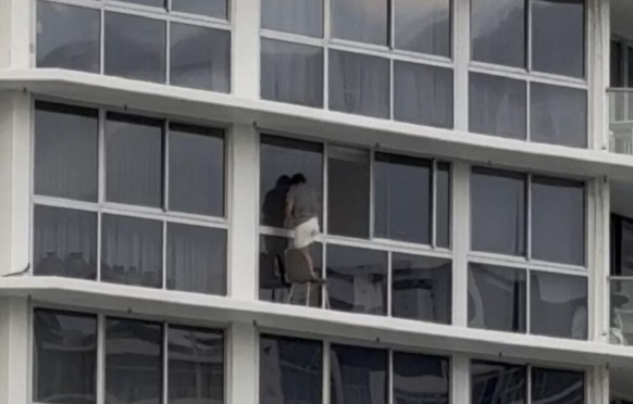 Moradores se surpreendem com mulher limpando janela em prédio de 16 andares
