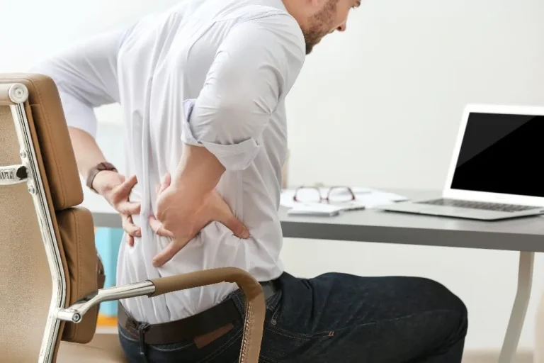 Horas sentado: um risco invisível para a coluna