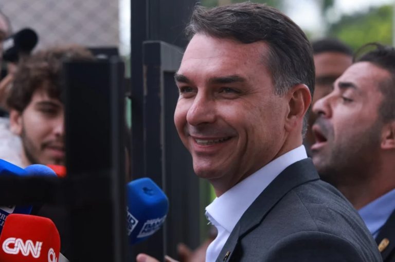 Flávio Bolsonaro afirma que candidatura é irreversível: "Não vamos voltar atrás"