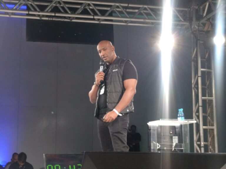 WhatsApp vira motor de vendas e produtividade, aponta palestra de Breno Maciel no Amazon IA Summit 2025