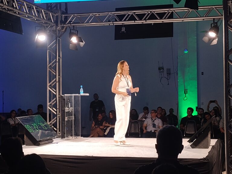 Flávia Soares revela como IA e inteligência humana vão redefinir a estratégia empresarial