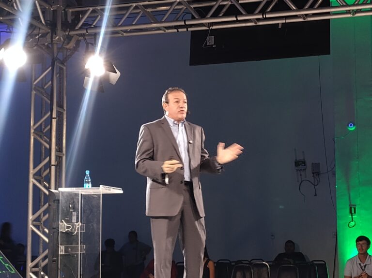 Varejo entra em nova era com a IA, afirma Marcelo Salum, no Amazon IA Summit 2025