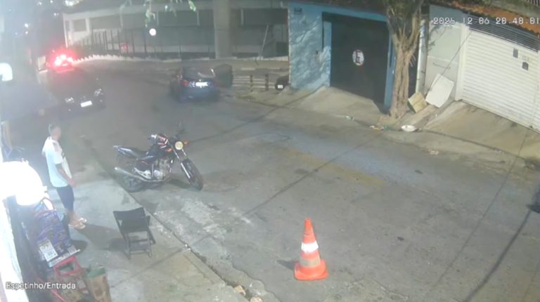 Mulher salta de carro durante ataque do ex com faca em SP Mulher salta de carro durante ataque do ex com faca em SP