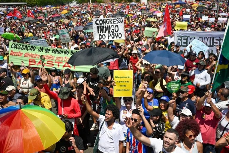 Manifestantes fazem atos contra o Congresso neste domingo (14), em várias capitais do país