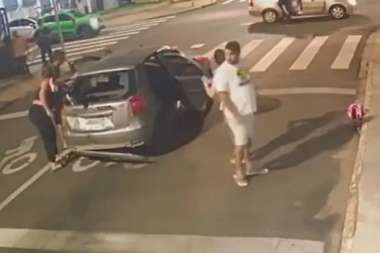 Motociclista é arremessada contra carro e acidente é registrado por câmeras