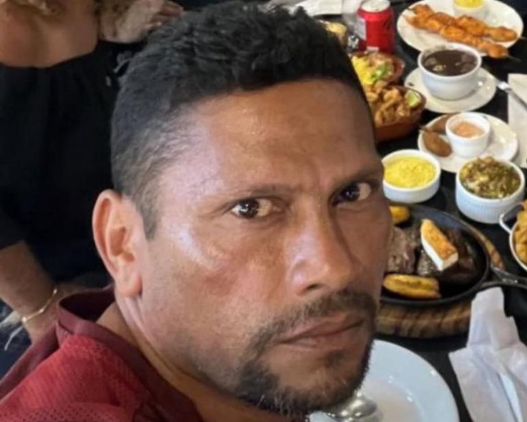 IMAGENS FORTES: corpo de suspeito de matar mãe de Isabelly Aurora é encontrado com olhos perfurados no Tarumã IMAGENS FORTES: corpo de suspeito de matar mãe de Isabelly Aurora é encontrado com olhos perfurados no Tarumã