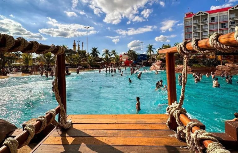 Homem morre durante torneio de chupar melancia em resort no interior de SP