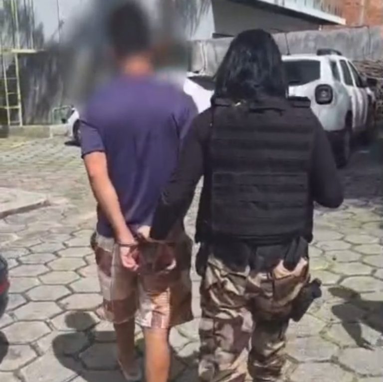 Homem é preso após ser denunciado pelo companheiro por maltratar cachorros em Manaus