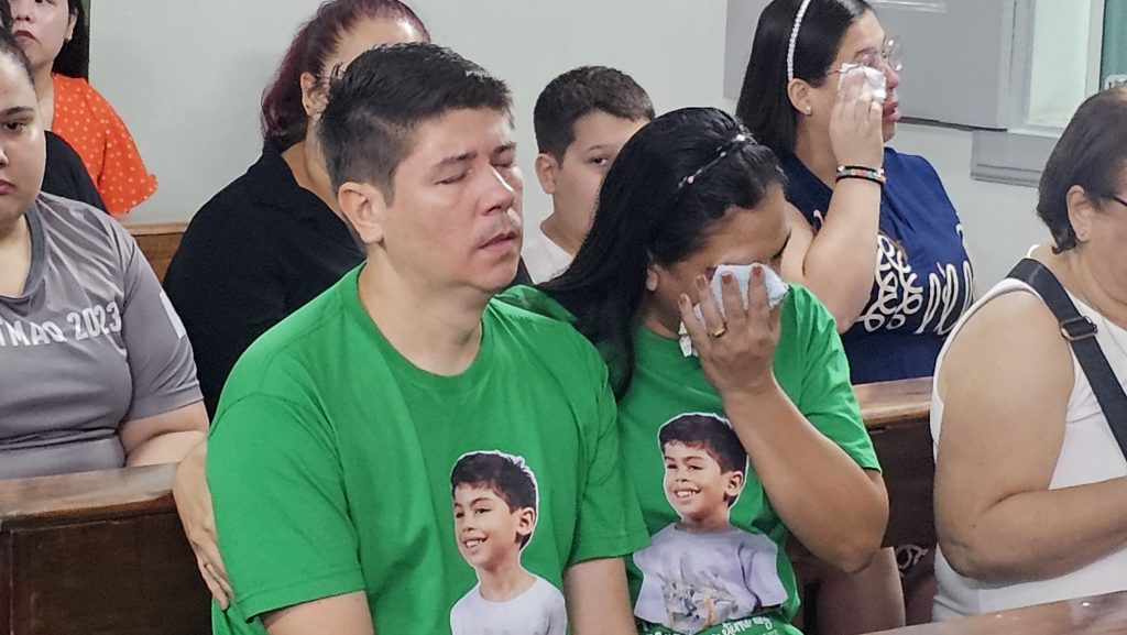 Bruno Freitas, ao lado da esposa e mãe de Benício, Joyce Xavier.