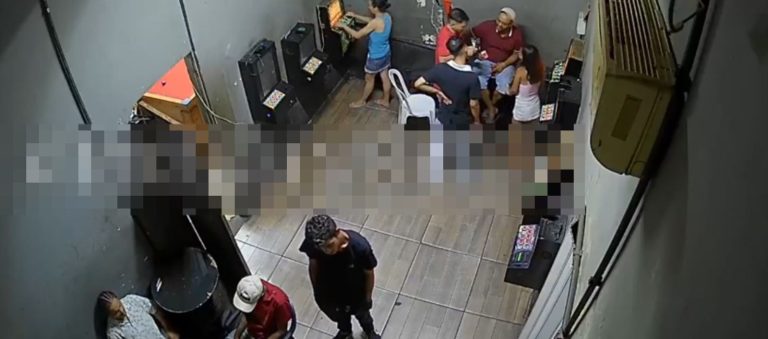 Câmeras mostram atirador cumprimentando clientes antes de matar homem no bar