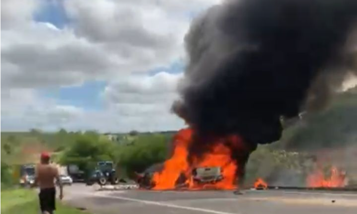 Bahia: Carros colidem de frente, pegam fogo e dez ocupantes morrem presos às ferragens