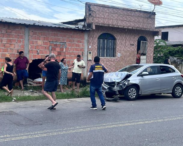 Idoso sofre infarto e colide carro contra casa em Manaus Idoso sofre infarto e colide carro contra casa em Manaus