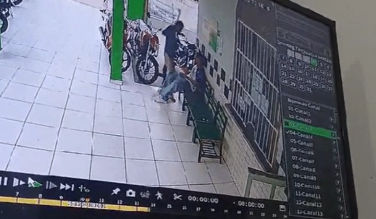 Homem invade escola, rende estudantes e golpeia aluno com terçado, em Rio Branco Homem invade escola, rende estudantes e golpeia aluno com terçado, em Rio Branco