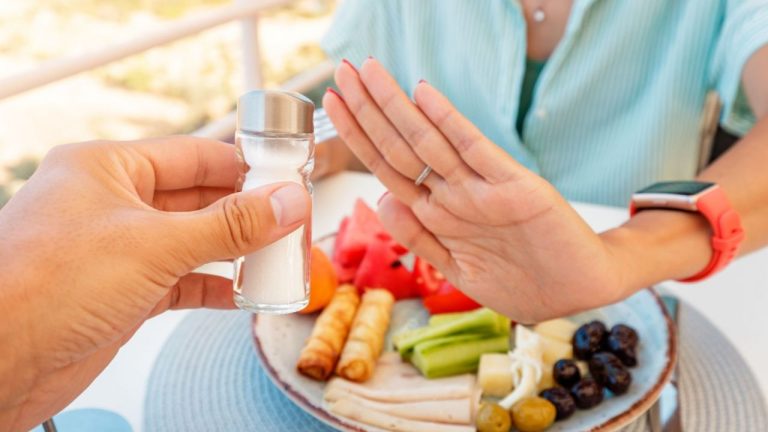 Tem pressão alta? Especialistas alertam para alimentos que devem ser evitados