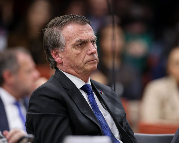 Moraes autoriza Bolsonaro a dar entrevista na prisão e receber visitas de Michelle