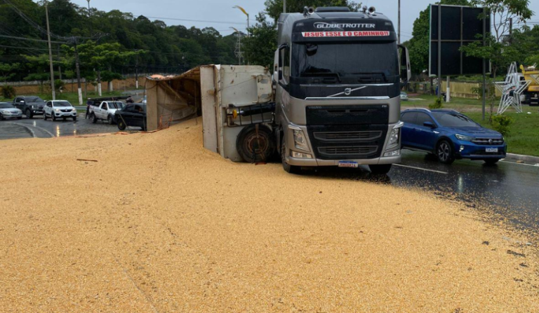 VÍDEO: Caminhão com 28 toneladas de milho tomba em avenida de Manaus