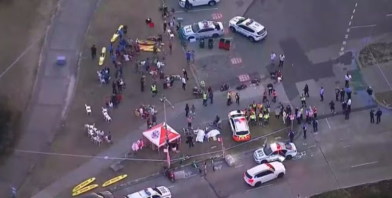 Atiradores abrem fogo durante evento judaico em praia na Austrália: 11 pessoas morrem