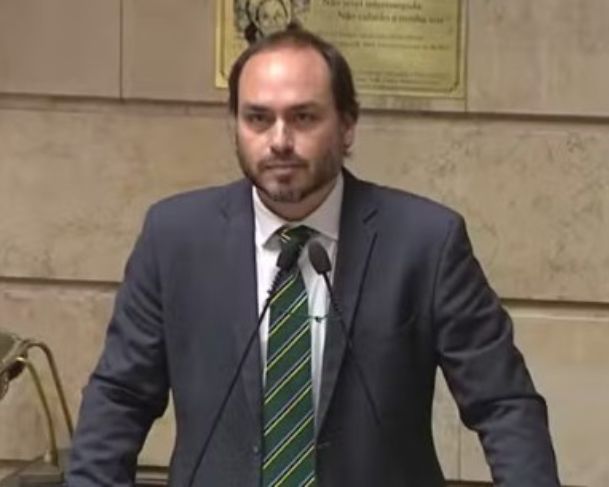 Carlos Bolsonaro se despede do cargo de vereador em publicação na rede social