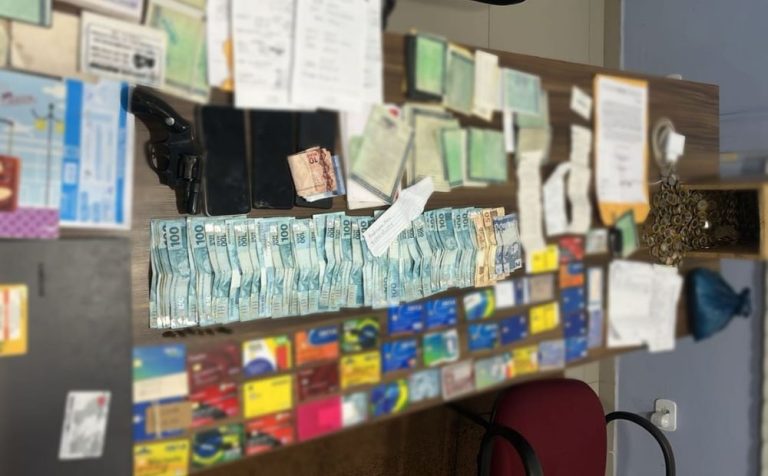 Polícia desarticula esquema e prende agiota com cerca de R$ 9 mil em espécie e 45 cartões bancários no AM