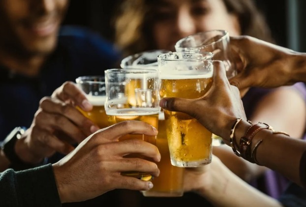 Bebida alcoólica pode causar danos ao cérebro, mesmo com consumo moderado, afirma estudo da Oxford Bebida alcoólica pode causar danos ao cérebro, mesmo com consumo moderado, afirma estudo da Oxford