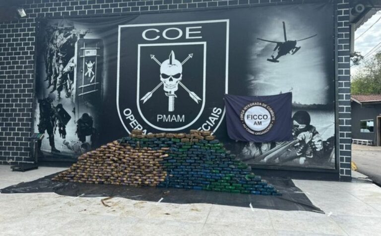 Polícia apreende 370 kg de cloridrato de cocaína em balsa no Rio Solimões
