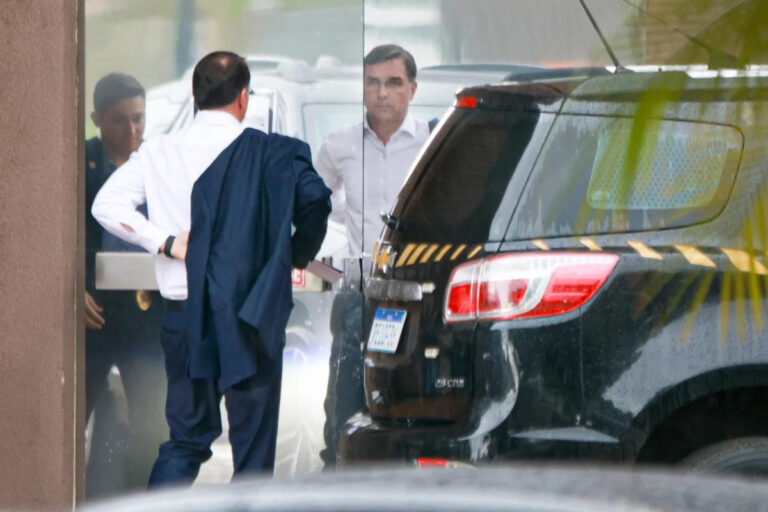 Flávio Bolsonaro fala sobre crise com Michelle: "Já pedi desculpas, não vai se repetir"