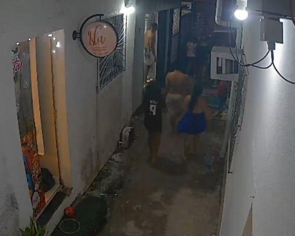 Dona de salão de beleza arma emboscada para rivais e esfaqueia duas mulheres no bairro Flores