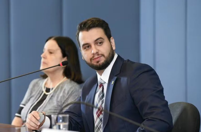 PF manda ex-assessor de Bolsonaro para prisão domiciliar, após fuga de ex-diretor da PRF