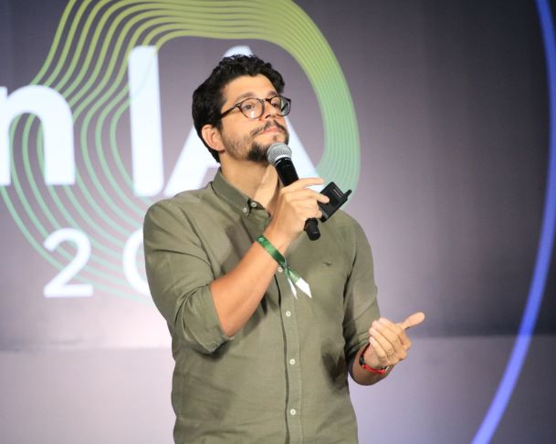 “A Inteligência Artifícial não vai substituir vocês”, afirma Felipe Hatab em palestra no AmazonIA Summit 2025