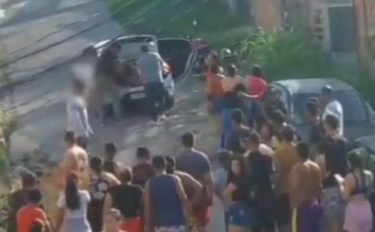 Homem é baleado e levado no porta-malas de carro na zona Norte de Manaus Homem é baleado e levado no porta-malas de carro na zona Norte de Manaus